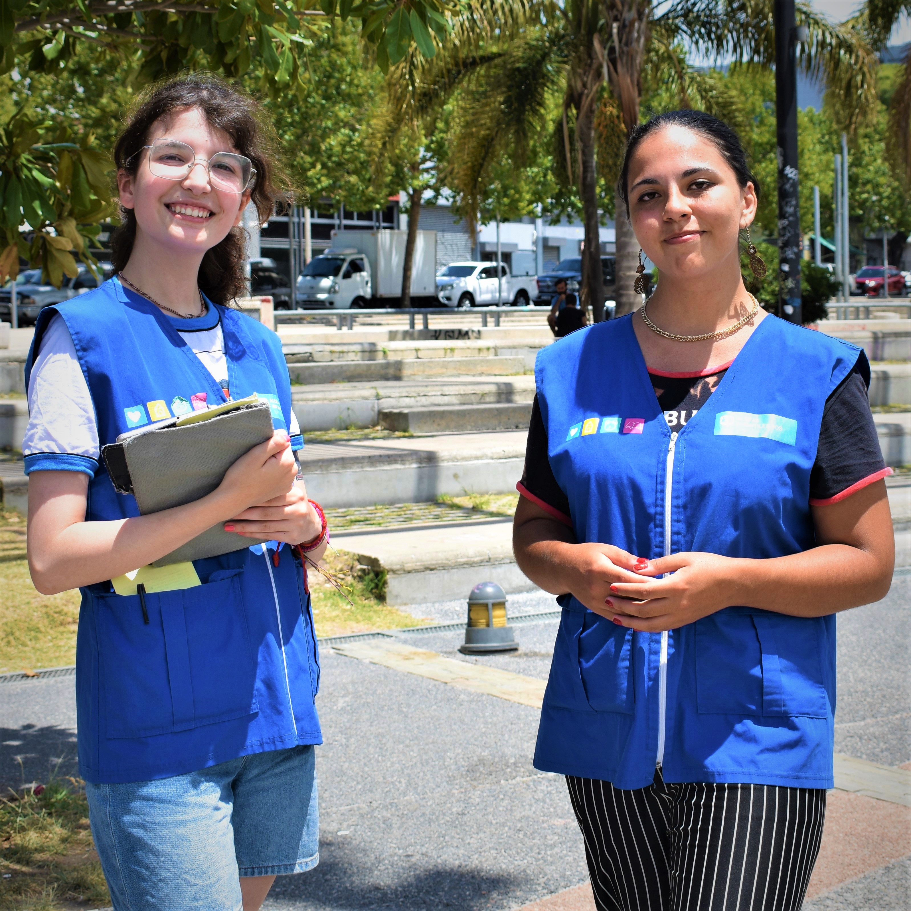 2 captadoras de donantes vistiendo su uniforme.