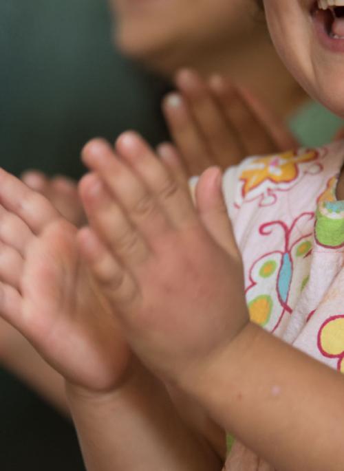 Niña aplaudiendo