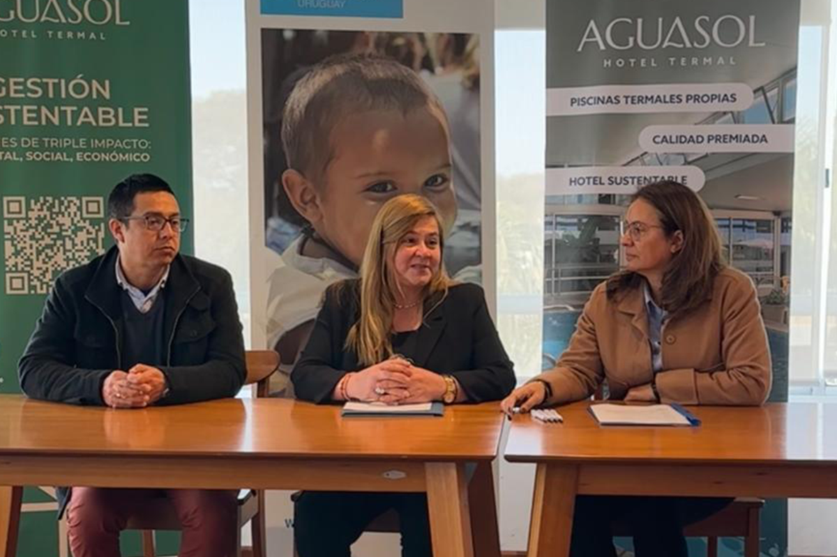 El director del Instituto de Alta Especialización (IAE) de UTU, Robert Alvez, la directora del Programa Salto de Aldeas Infantiles, Nancy Borghi y la directora de Aguasol, Flavia Lavechia.