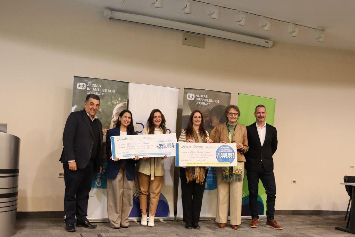 Representantes de Grupo Disco hacen entrega del cheque a autoridades de Aldeas Infantiles. 