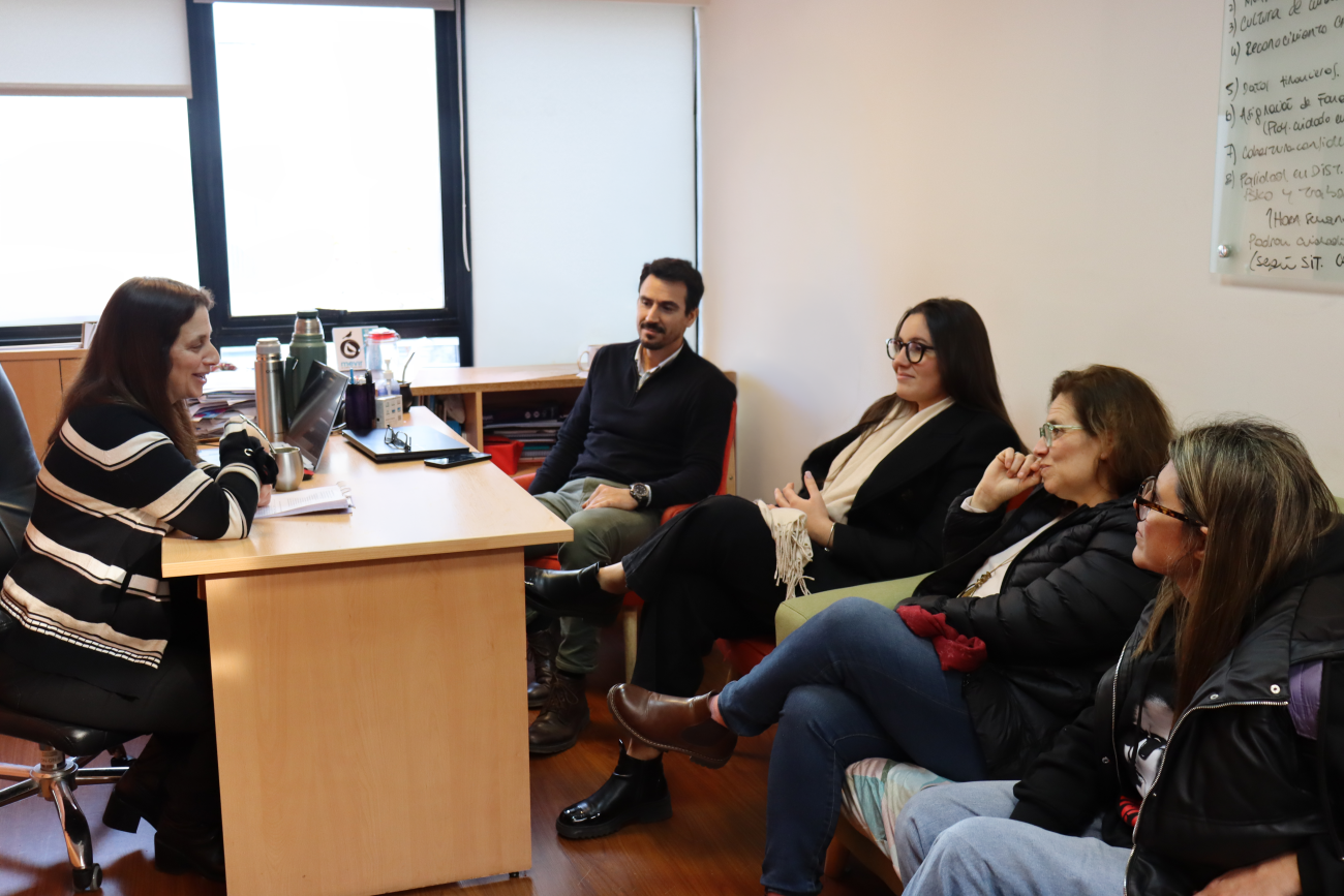 Reunión de autoridades de Aldeas Infantiles con diputadas y representante de INAU 