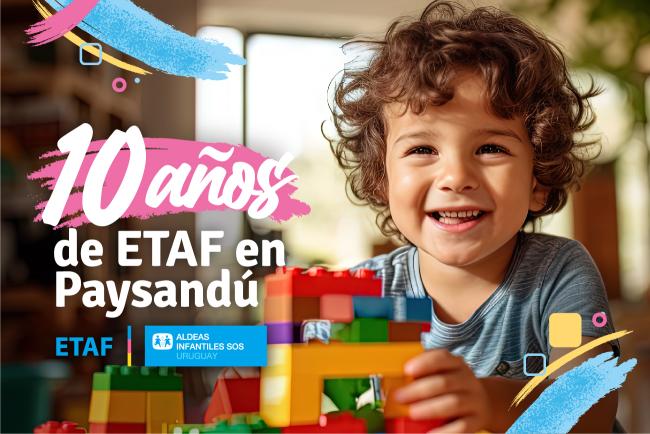 niño jugando con bloques de encastrar