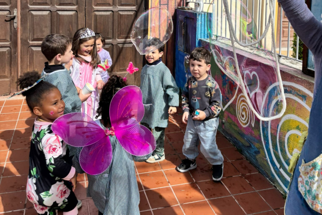 Niños juegan con burbujas en un CAIF del programa Canelones
