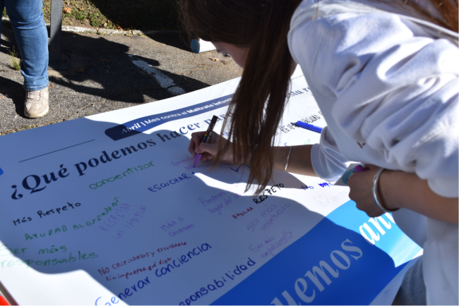 Niña escribiendo en el marco de una actividad de sensibilización. 