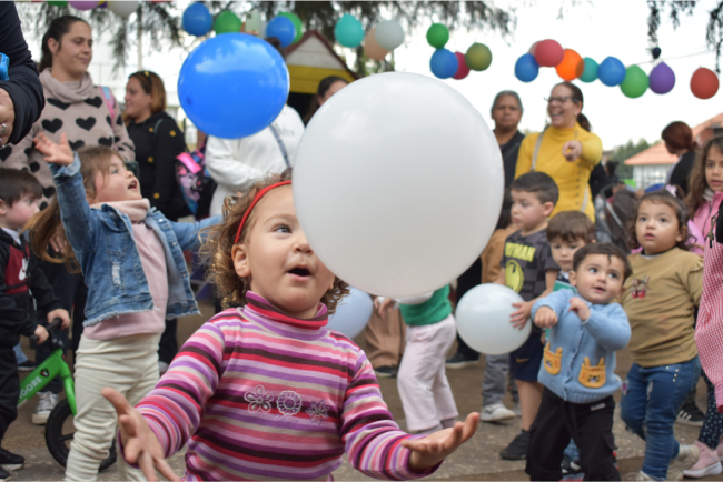 Niños y niñas celebran el aniversario del Caif.