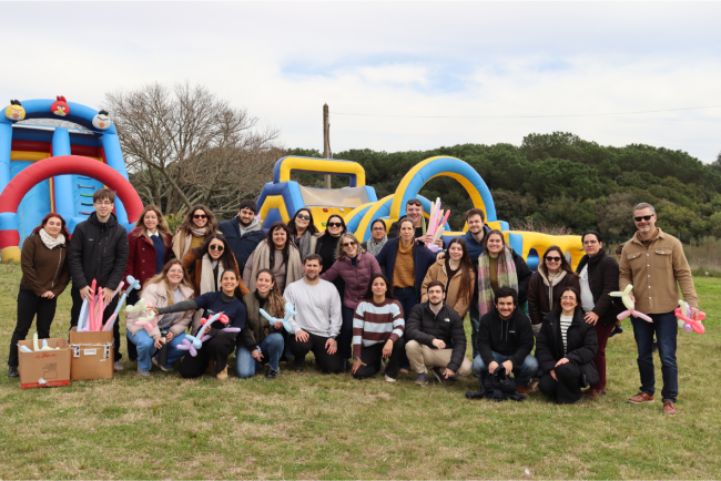 colaboradores de Zurich Santander y Aldeas Infantiles en la Aldea de Montevideo.